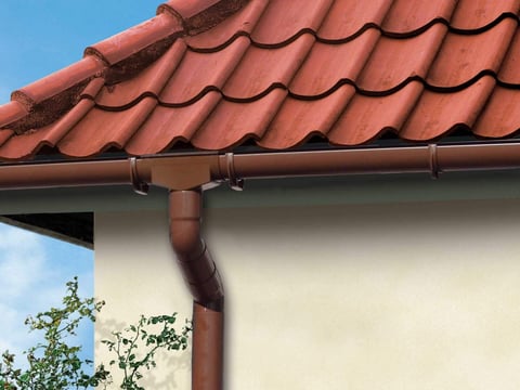 Sparangebot für braune Dachrinnensysteme, ideal für Dächer mit roten Ziegeln