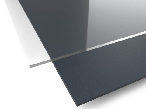 Stapel von HPL und transparenten Massivplatten in verschiedenen Farben und Texturen
