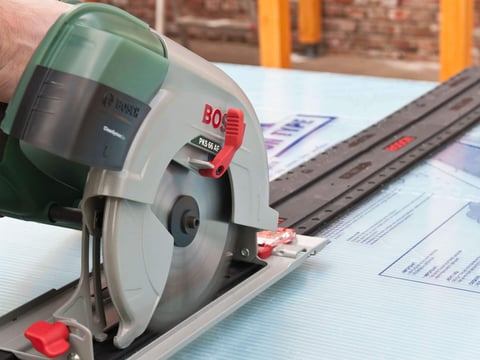 Handwerker sägt Hohlkammerplatten zurecht – Schritt-für-Schritt Montageanleitung für optimales Heimwerkerprojekt