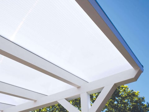 Luftige Terrassenüberdachung mit transparenten Breitkammer Hohlkammerplatten, modernes Ambiente mit natürlicher Beleuchtung