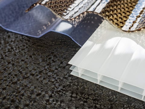 Vielfältige Kunststoffe für Stegdoppelplatten, stark und lichtdurchlässig für Überdachungen, inklusive detaillierter Materialstruktur