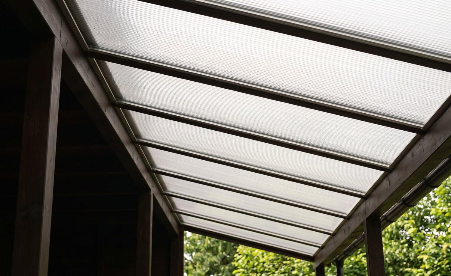 Untersicht auf ein Terrassendach aus Stegplatten mit Aluminium-Verlegeprofilen