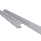 Abschlussprofil Oberseite 16 mm aus blankem Aluminium, zwei Profile schraeg von oben