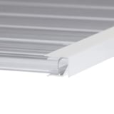 Abschlussprofil Unterseite 16 mm, weißes Aluminiumprofil mit Lichtplatte verbunden, Detailansicht