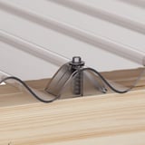 Abstandhalter Profil 76/18 Welle, klarer Kunststoff, auf Holzkonstruktion mit Wellplatte