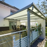 Terrassenüberdachung mit gold-opalen Acrylglas Stegdoppelplatten und Dachrinne