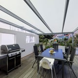 Terrassenüberdachung mit Scobalit Acrylglas Stegdoppelplatten 16 mm opal-weiß über einem Essbereich