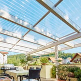 Acrylglas Stegdoppelplatte 16 mm, klar, als Terrassenüberdachung auf Holzkonstruktion, Blick auf den Garten