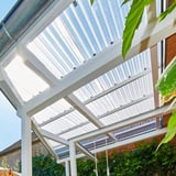 Acrylglas Wellplatten klar, 3,00 mm, als Terrassendach auf weisser Holzkonstruktion
