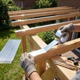 Aluminium Klebeband wird auf Holz-Unterkonstruktion verlegt, Haende mit Handschuhen
