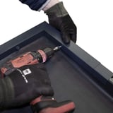 Montage der anthrazitgrauen Außenecke CUBE mit Akkuschrauber auf einer Dachkante