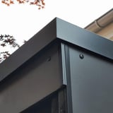 Außenecke ISOS Aluminium Anthrazitgrau RAL 7016 am Gebäude montiert