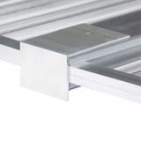 Bremswinkel aus weißem Aluminium, montiert an einer Lichtplatte mit A2 Profil, Seitenansicht
