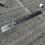 Dach Reparaturband, zwei Bahnen des grauen EPDM-Bandes nebeneinander auf dunklem Untergrund verlegt