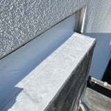 Dach Reparaturband, graues EPDM-Band zur Abdichtung einer Dachecke auf einem Flachdach