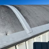 DACHPROTECT Dach Reparaturband EPDM schwarz auf einem gewölbten Dach verlegt