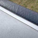 Dach Reparaturband mit MicroSealant, Detailansicht der weißen Abdichtung auf einem Dach