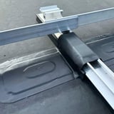 Dach Reparaturband schwarz zur Abdichtung einer Solaranlagenhalterung