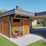 Dachrandprofil ISOS anthrazitgrau an einem Holzschuppen mit Carport, Gesamtansicht