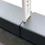Dachrandprofil Verbinder CUBE, anthrazitgrau, mit Zollstock zur Spaltmessung zwischen zwei Profilen