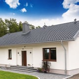 Haus mit Dachrinne aus Stahl in Graualuminium (RAL 9007) als Anwendungsbeispiel
