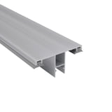 DUO Mittelprofil 16 mm aus blankem Aluminium, schräg von oben mit Profilstruktur