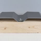 Anthrazitgraue Trapezblech-Tiefsicke mit festgezogener Edelstahlschraube auf Holzkonstruktion