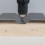 Montage einer Edelstahlschraube in die Tiefsicke eines Trapezblechs auf Holz, Bohrmaschine entfernt