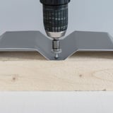 Edelstahlschraube RAL 9006 Weißaluminium wird fest in Tiefsicke auf Holzkonstruktion geschraubt