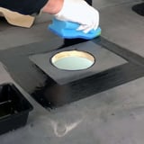 EPDM Aktivierung wird mit blauem Schwamm um einen runden Dachausschnitt aufgetragen