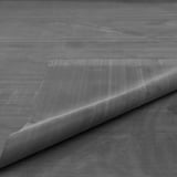 Nahaufnahme der schwarzen EPDM Dachfolie, 1,20 mm Stärke, auf einer Oberfläche ausgelegt