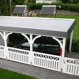 Verlegte schwarze EPDM Dachfolie auf dem Flachdach eines Carports mit Schieferblenden