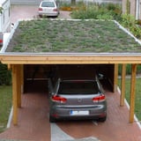 Verlegte schwarze EPDM Dachfolie als Untergrund für ein Gründach auf einem Carport
