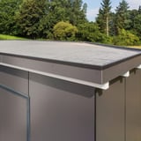 Verlegte schwarze EPDM Dachfolie auf dem Flachdach eines Gartenhauses mit Attika