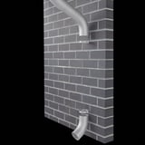 Explosionszeichnung eines Fallrohrbogens in Weißaluminium (RAL 9006) an einer Ziegelwand