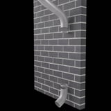 Montageansicht des Fallrohrbogens in Graualuminium (RAL 9007) an einer Ziegelwand