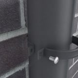 Detailansicht der graphitgrauen Fallrohrschelle mit Schraube, am Fallrohr und Ziegelwand befestigt