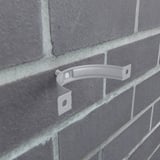 Fallrohrschelle aus weißaluminiumfarbenem Stahl an einer Ziegelwand montiert, ohne Fallrohr