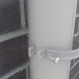 Detailansicht der weißaluminiumfarbenen Fallrohrschelle mit Schraube, am Fallrohr befestigt