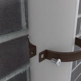 Detailaufnahme der Montage einer schokoladenbraunen Fallrohrschelle um ein weisses Fallrohr