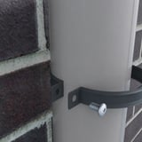 Nahaufnahme einer anthrazitgrauen Fallrohrschelle aus Stahl, 50 µm Polyurethan beschichtet, um ein Fallrohr