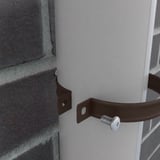 Detail der schokoladenbraunen Fallrohrschelle, um ein weisses Fallrohr montiert, an Ziegelwand