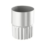 Fallrohrverbinder aus Stahl in Weißaluminium (RAL 9006) mit geripptem unteren Bereich, freigestellt