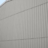 Fassade verkleidet mit naturgrauen Faserzement Wellplatten Europa Profil 5, vertikal montiert
