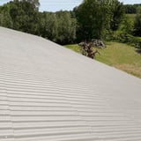 Faserzement Wellplatten Europa Profil 5, naturgrau, auf einem Dach mit leichter Neigung und Verschraubung