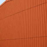 Fassade mit vertikal verlegten ziegelroten Faserzement Wellplatten Europa Profil 5