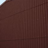 Vertikale Verlegung von rotbraunen Faserzement Wellplatten Europa Profil 5 als Wandverkleidung