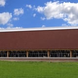Stallgebäude mit rotbraunem Dach aus Faserzement Wellplatten Europa Profil 5 und offener Seitenwand