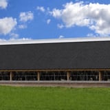 Stallgebäude mit Dach aus anthrazitschwarzen Faserzement Wellplatten Europa Profil 5, seitliche Ansicht