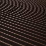 Dachfläche mit dunkelbraunen Faserzement Wellplatten, Detailansicht der Wellenstruktur
